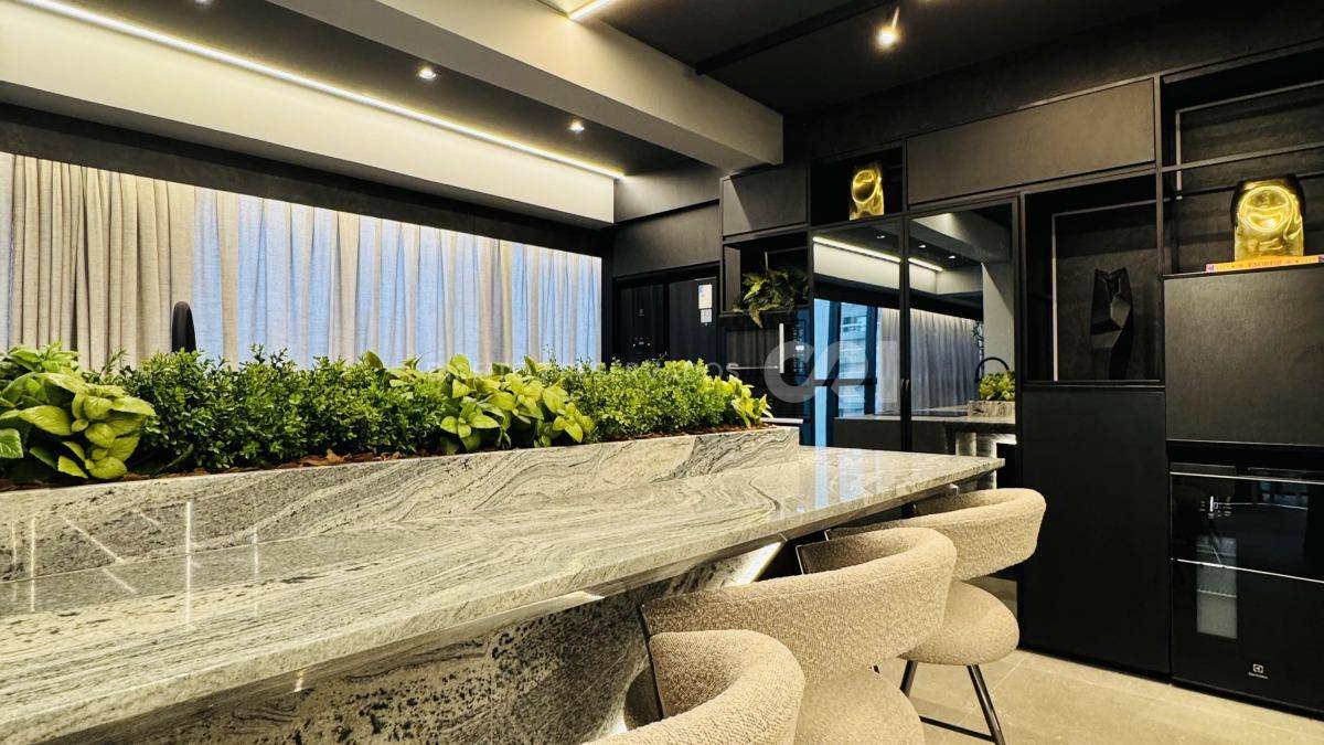 Apartamento 203m² com 4 Suítes no Edifício Shanghai Tower na Meia Praia Itapema
