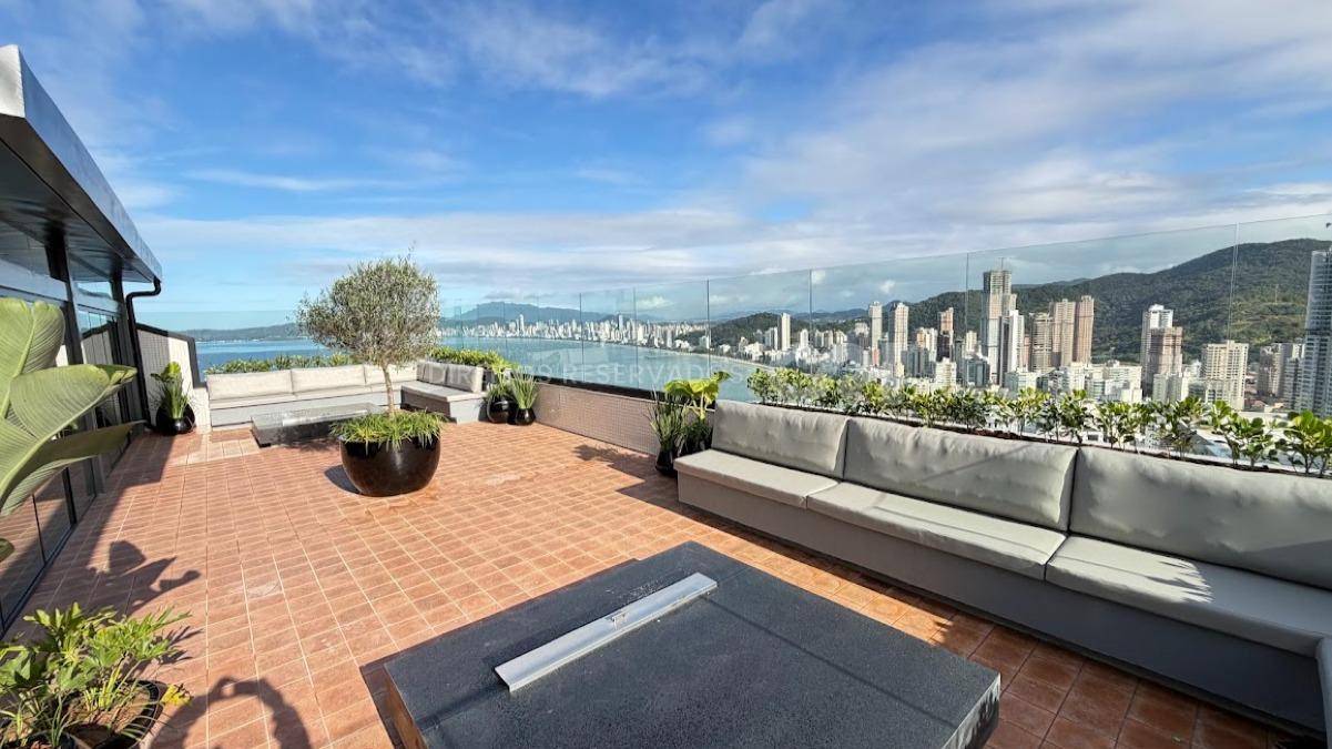 Apartamento com 4 suítes e 180m² no Edifício Number One no Centro em Itapema