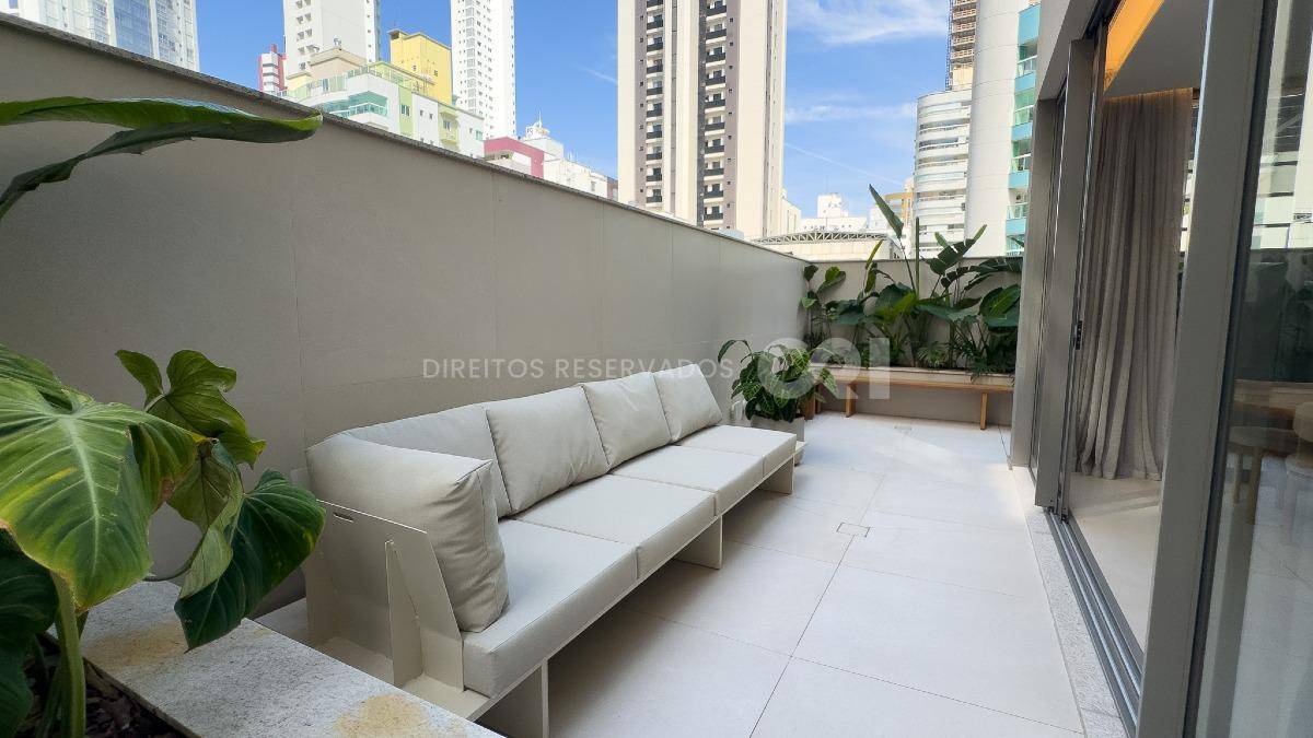 Apartamento com 3 suítes e 2 vagas no Edifício DOM no Centro em Balneário Camboriú