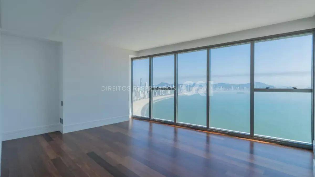 Apartamento com 4 Suítes no Edifício Pharos Frente Mar em Balneário Camboriú