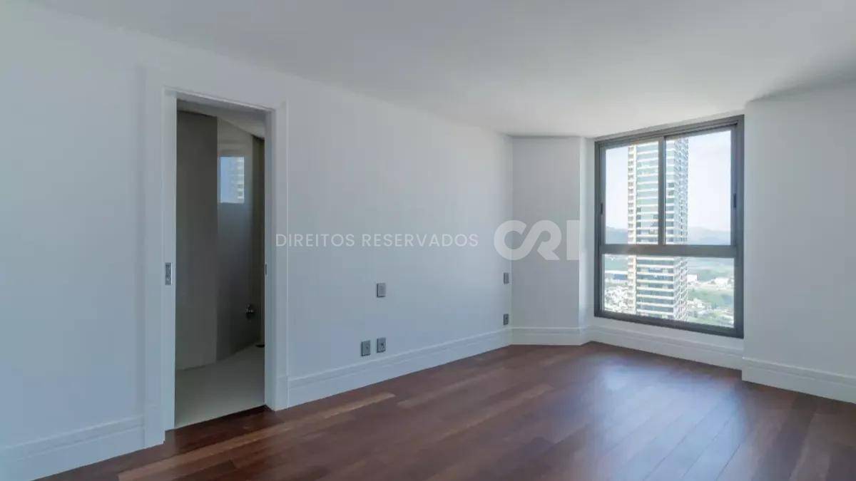 Apartamento com 4 Suítes no Edifício Pharos Frente Mar em Balneário Camboriú