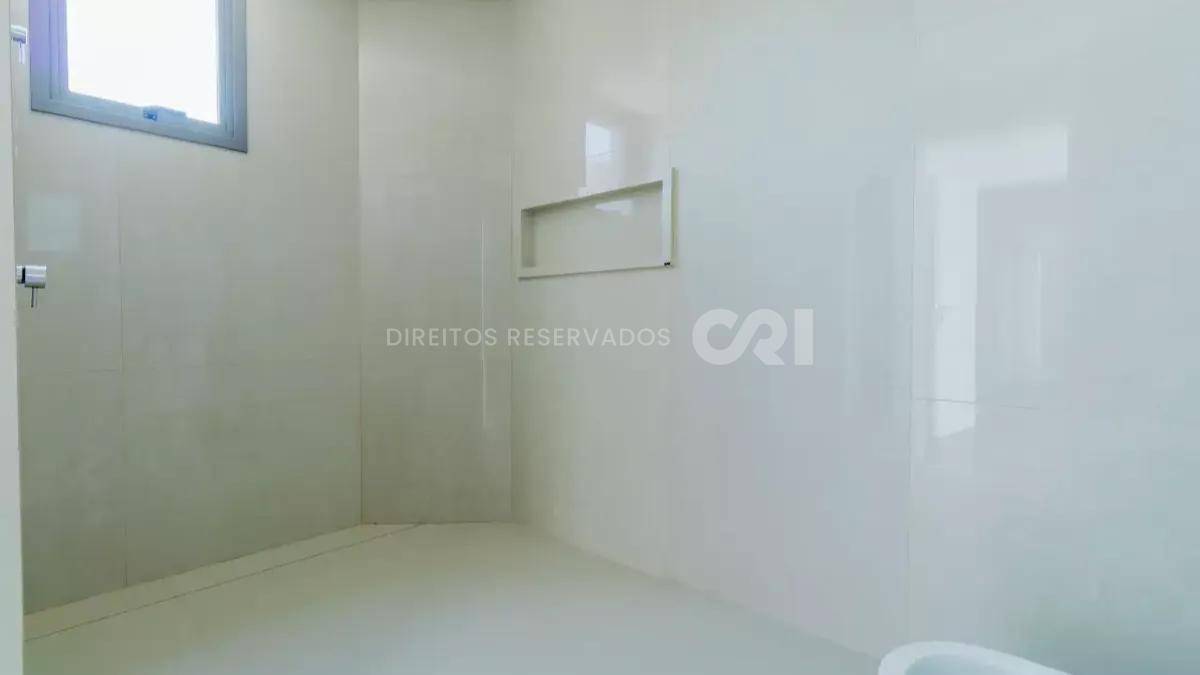 Apartamento com 4 Suítes no Edifício Pharos Frente Mar em Balneário Camboriú