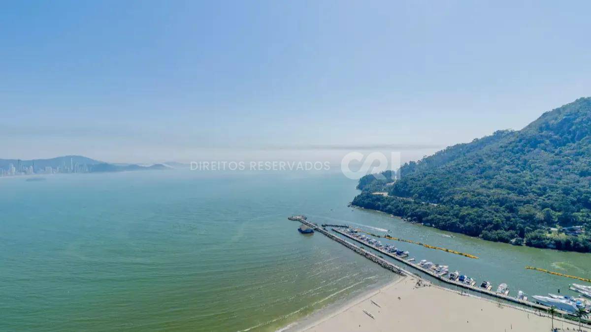 Apartamento com 4 Suítes no Edifício Pharos Frente Mar em Balneário Camboriú