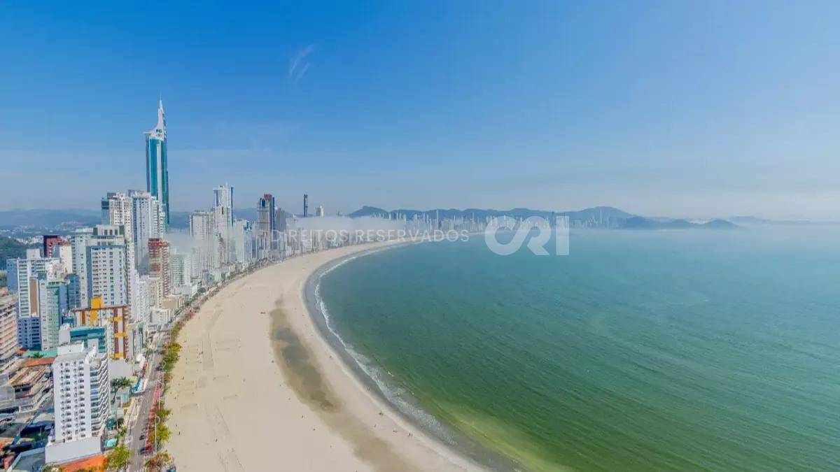 Apartamento com 4 Suítes no Edifício Pharos Frente Mar em Balneário Camboriú