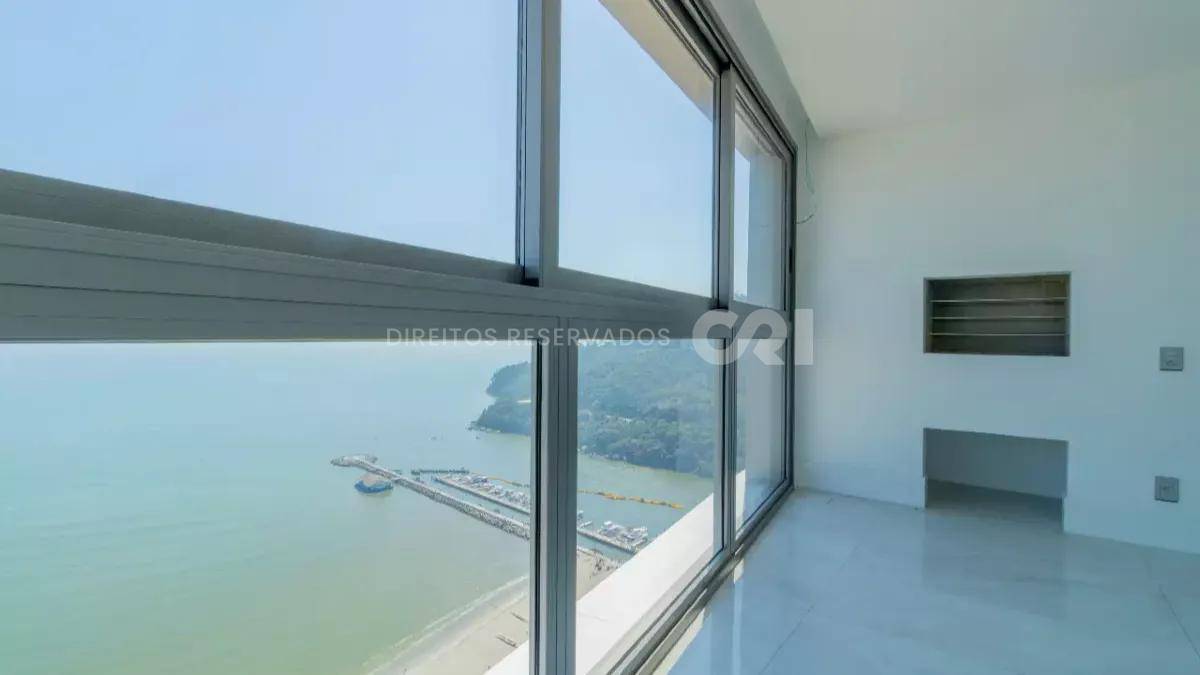 Apartamento com 4 Suítes no Edifício Pharos Frente Mar em Balneário Camboriú