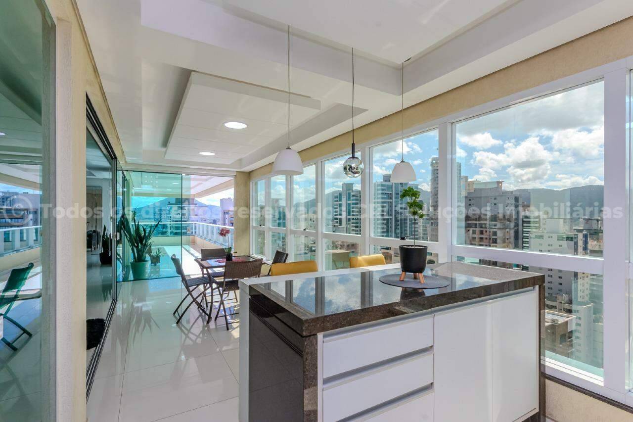 Apartamento com 5 suítes no Imperial Palace na Meia Praia em Itapema