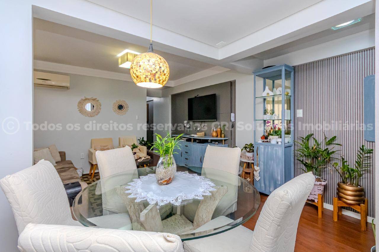 Foto do imóvel Apartamento à venda com 2 suítes e 1 vaga de garagem na famosa Avenida Atlântica, no centro de Balneário Camboriú.