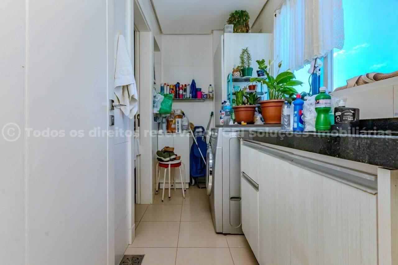 Foto do imóvel Apartamento mobiliado alto padrão à venda com 3 suítes e 3 vagas de garagem no Edifício Residencial Vermont, no centro de Balneário Camboriú.