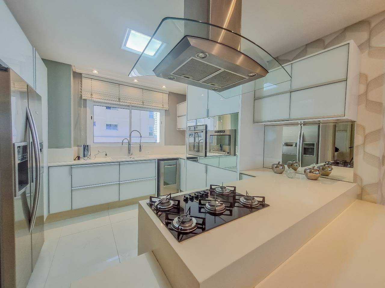 Foto do imóvel Apartamento mobiliado de 220m² no Marina Beach Tower com 4 suítes e marina exclusiva – Balneário Camboriú