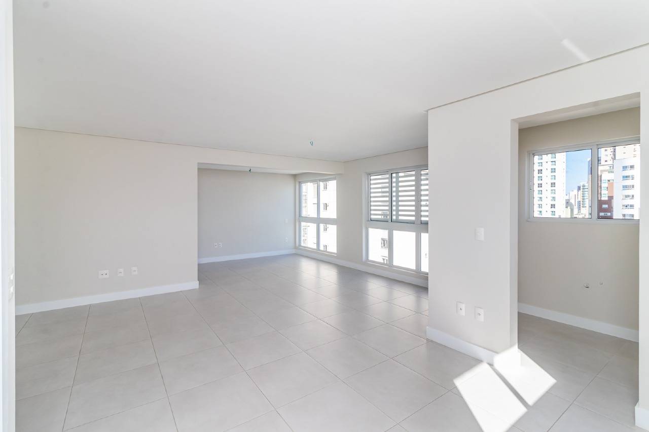 Foto do imóvel Apartamento no Centro de Balneário Camboriú com Home Office + 02 Suítes á venda no Edifício Sol da Manhã