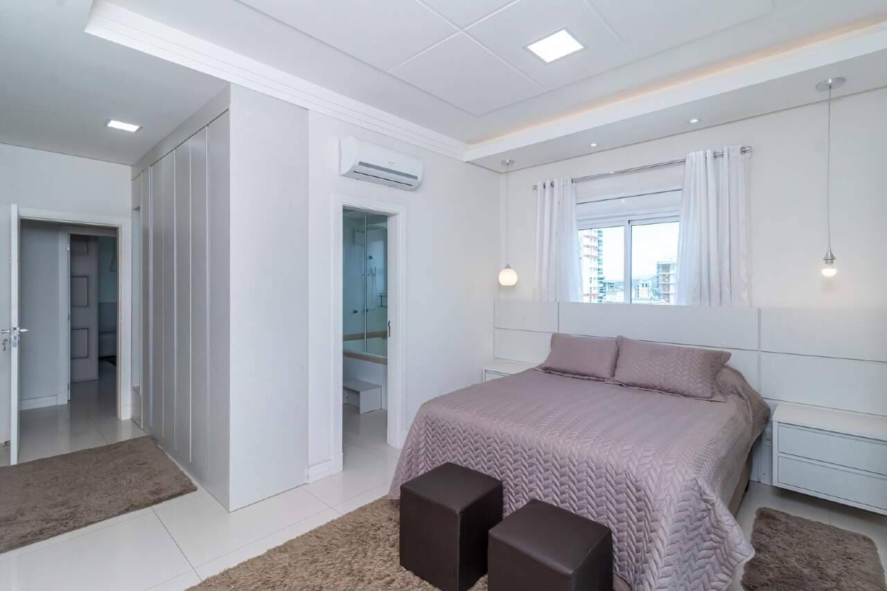 Foto do imóvel Apartamento 5 suítes no Edifício Imperial Palace em Itapema – 300m² mobiliado