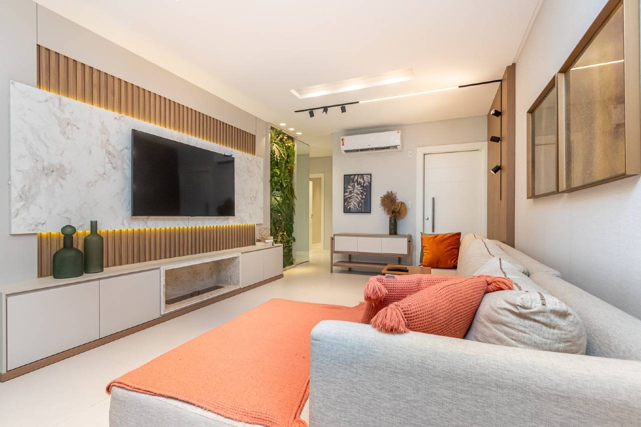 Apartamento com 3 suítes mobiliado no Edifício Isis Dellagnelo na Meia Praia em Itapema