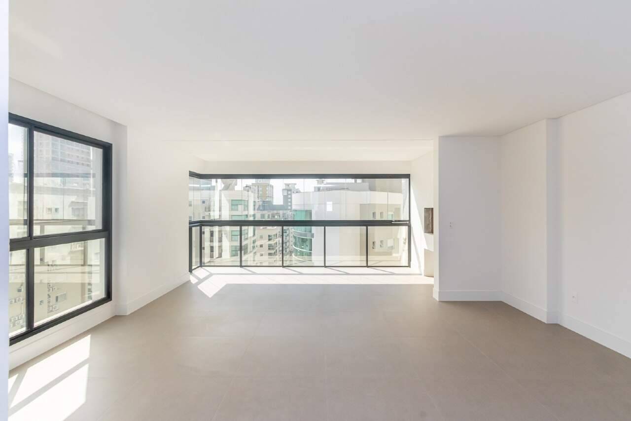 Foto do imóvel Apartamento à venda no Edifício Dom Benedito em Meia Praia – 3 suítes e 2 vagas