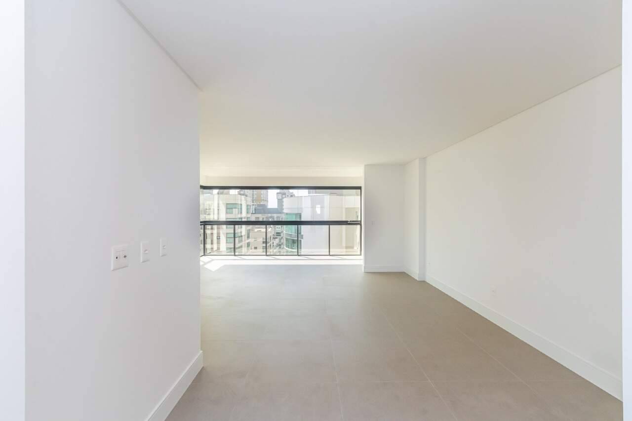 Foto do imóvel Apartamento à venda no Edifício Dom Benedito em Meia Praia – 3 suítes e 2 vagas