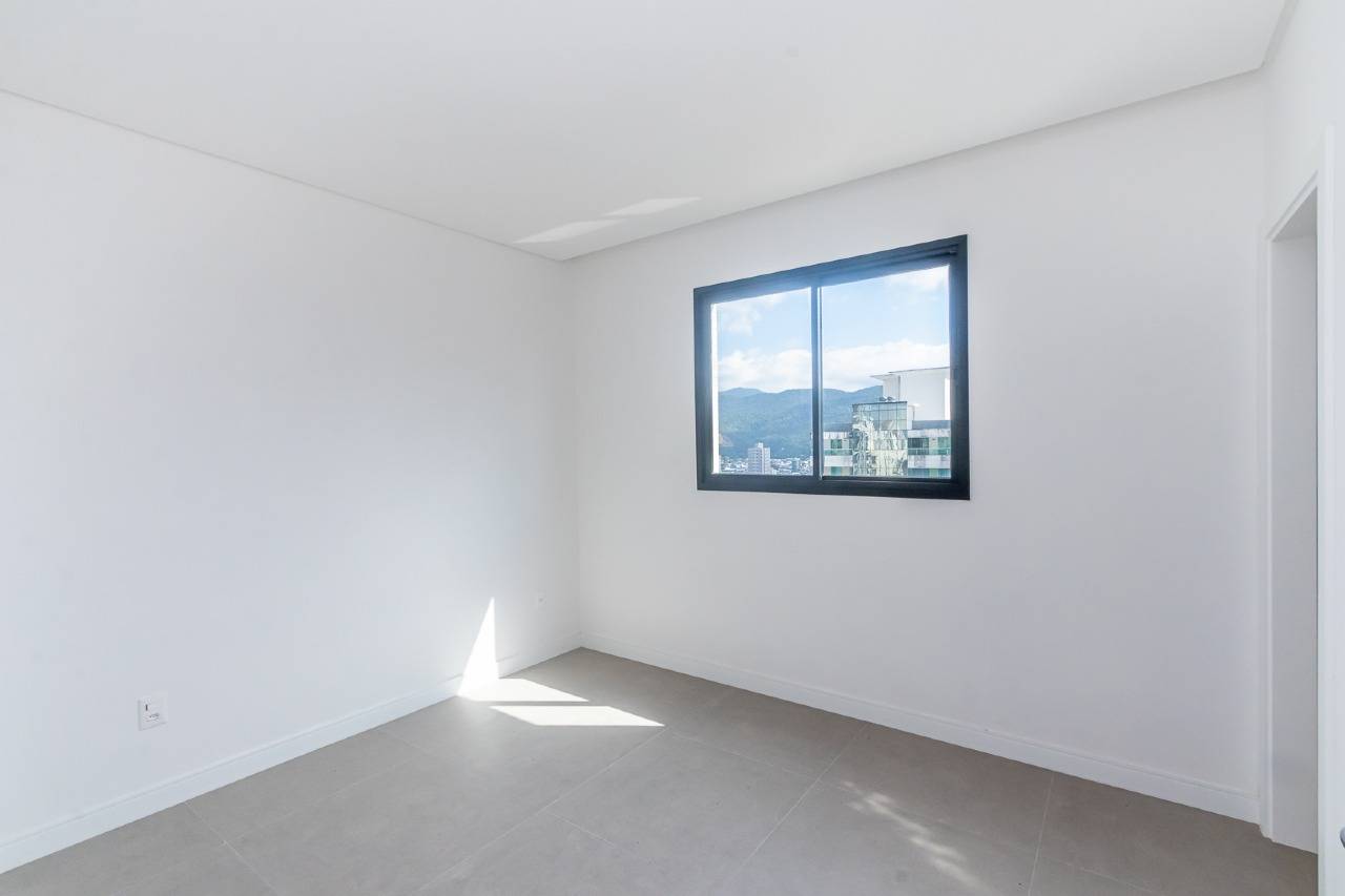 Foto do imóvel Apartamento à venda no Edifício Dom Benedito em Meia Praia – 3 suítes e 2 vagas