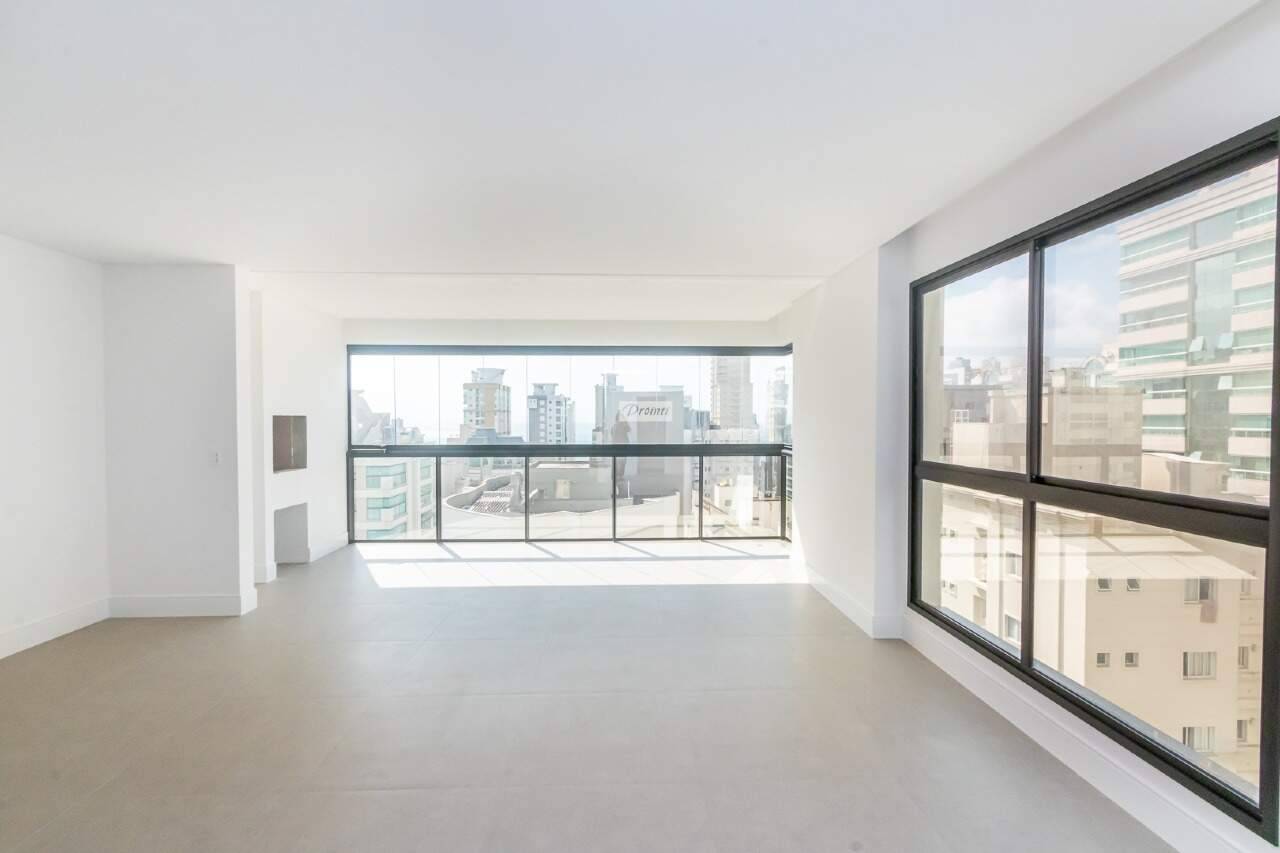 Apartamento com 3 suítes no Edifício Dom Benedito na Meia Praia em Itapema