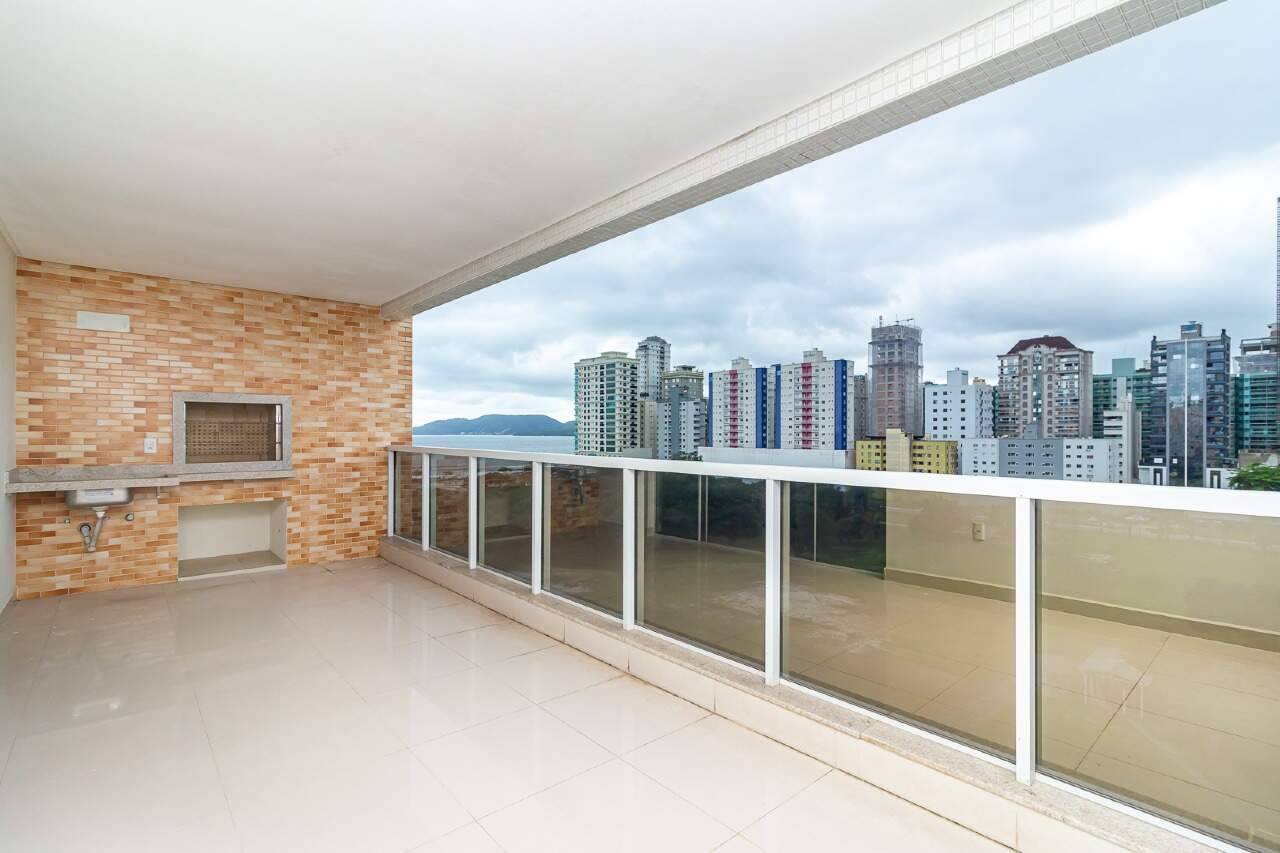 Apartamento no Chateau Unique com 3 suítes em Meia Praia em Itapema