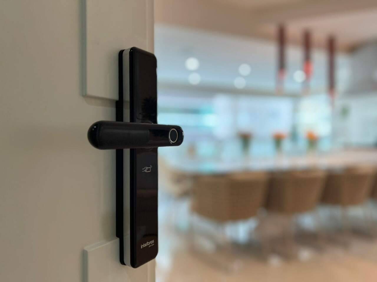 Apartamento mobiliado com 3 suítes no edifício Villa do Mar na Meia Praia em Itapema