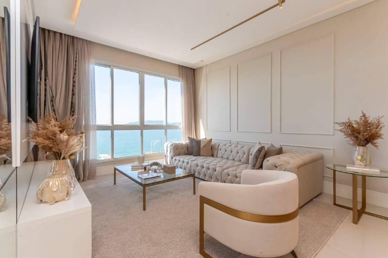 Apartamento com 4 suítes no Edifício Cambirela na Meia Praia em Itapema