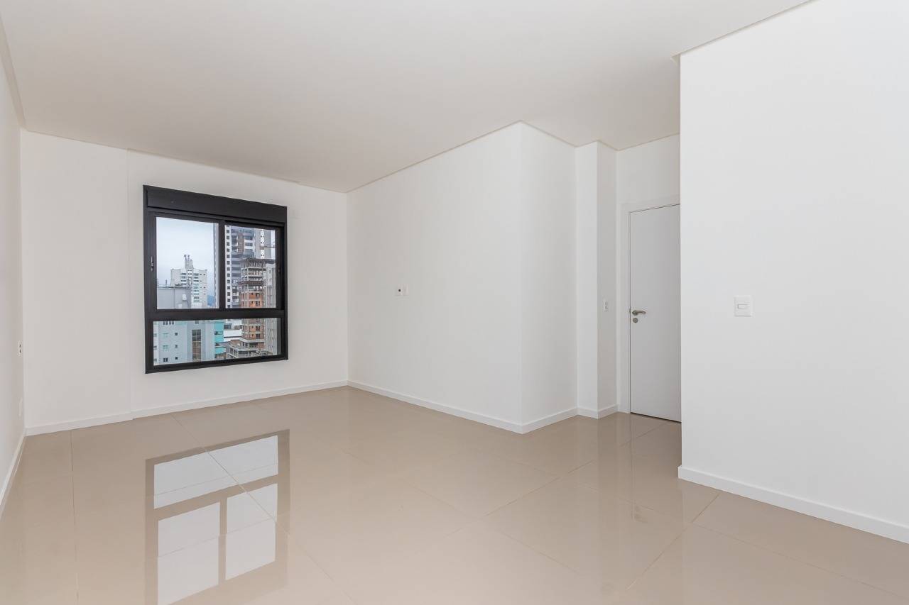 Foto do imóvel Apartamento com 03 suítes á venda no Edifício Porto Rotterdam em Balneário Camboriú