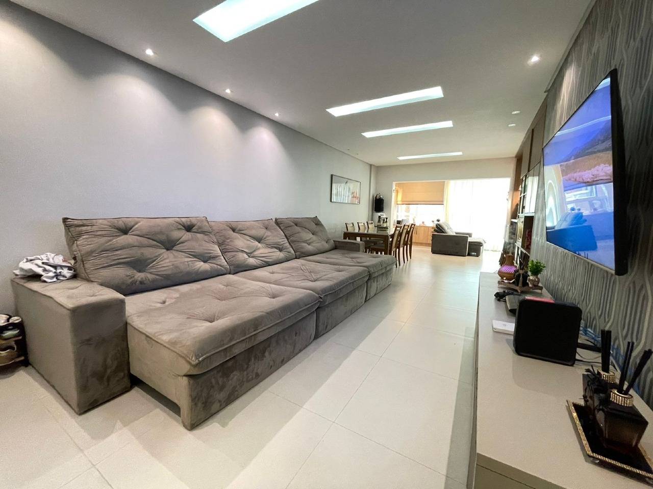 Apartamento com 3 suítes no Edifício Isis Dellagnelo na Meia Praia em Itapema